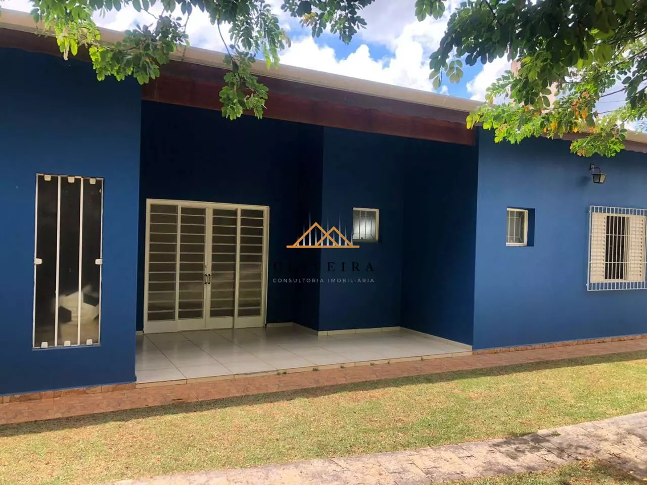 Entrada da casa com jardim