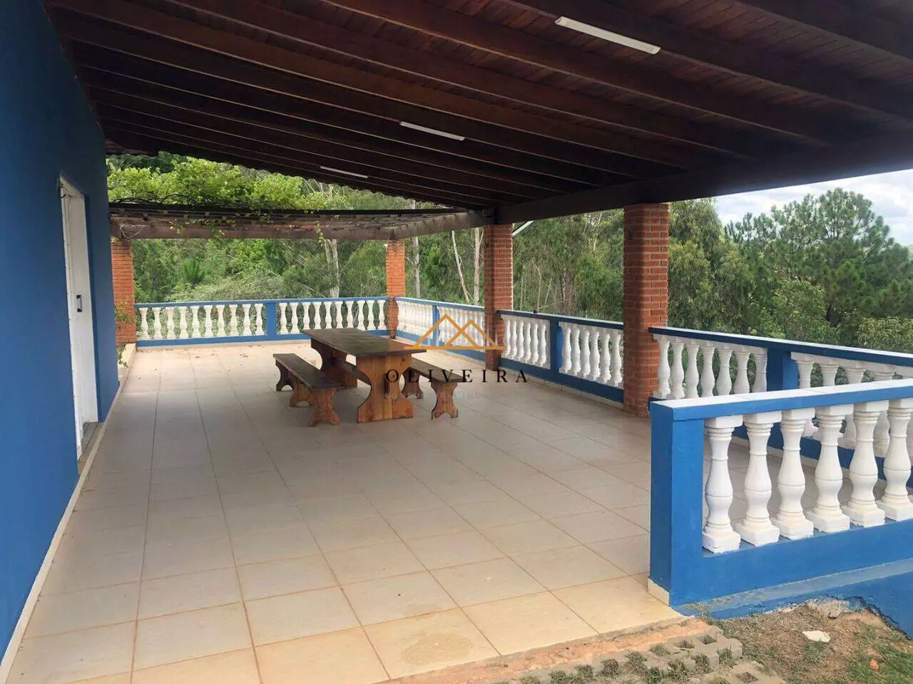 Varanda coberta com vista para a mata