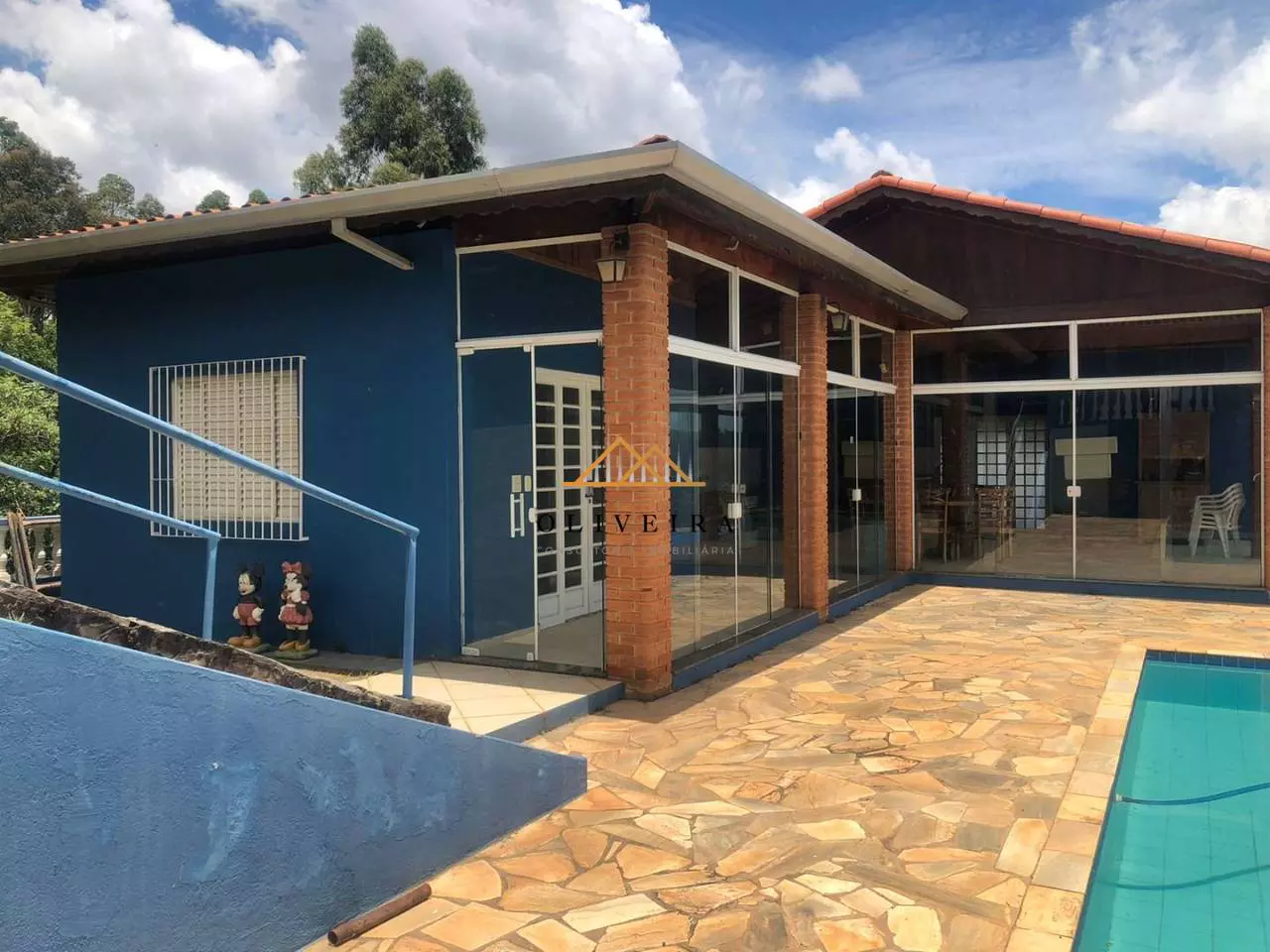 Fachada da casa com deck e piscina