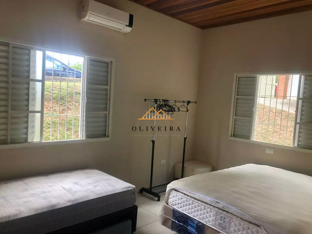 Quarto com duas camas e ar-condicionado