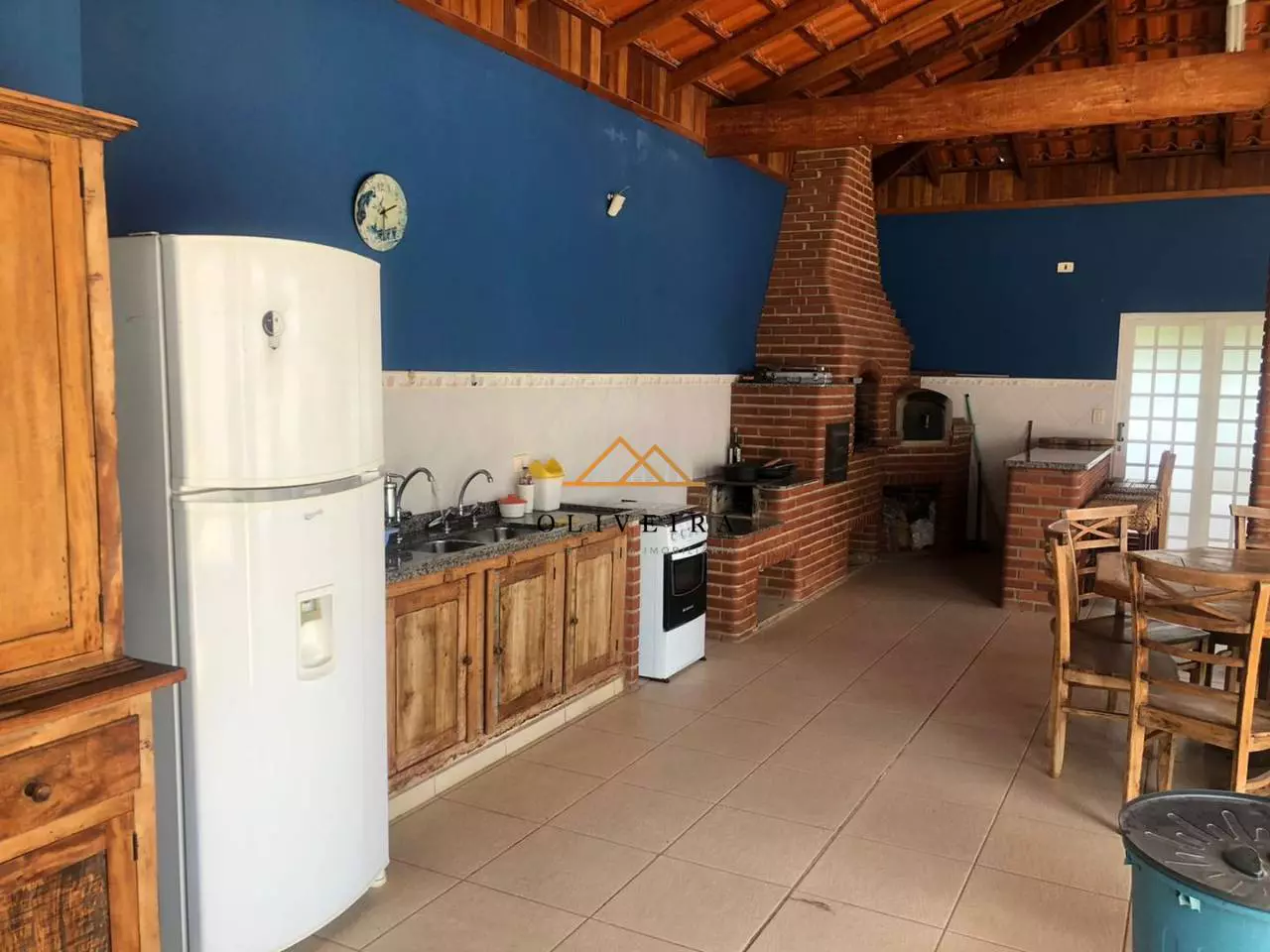 Cozinha ampla com teto de madeira
