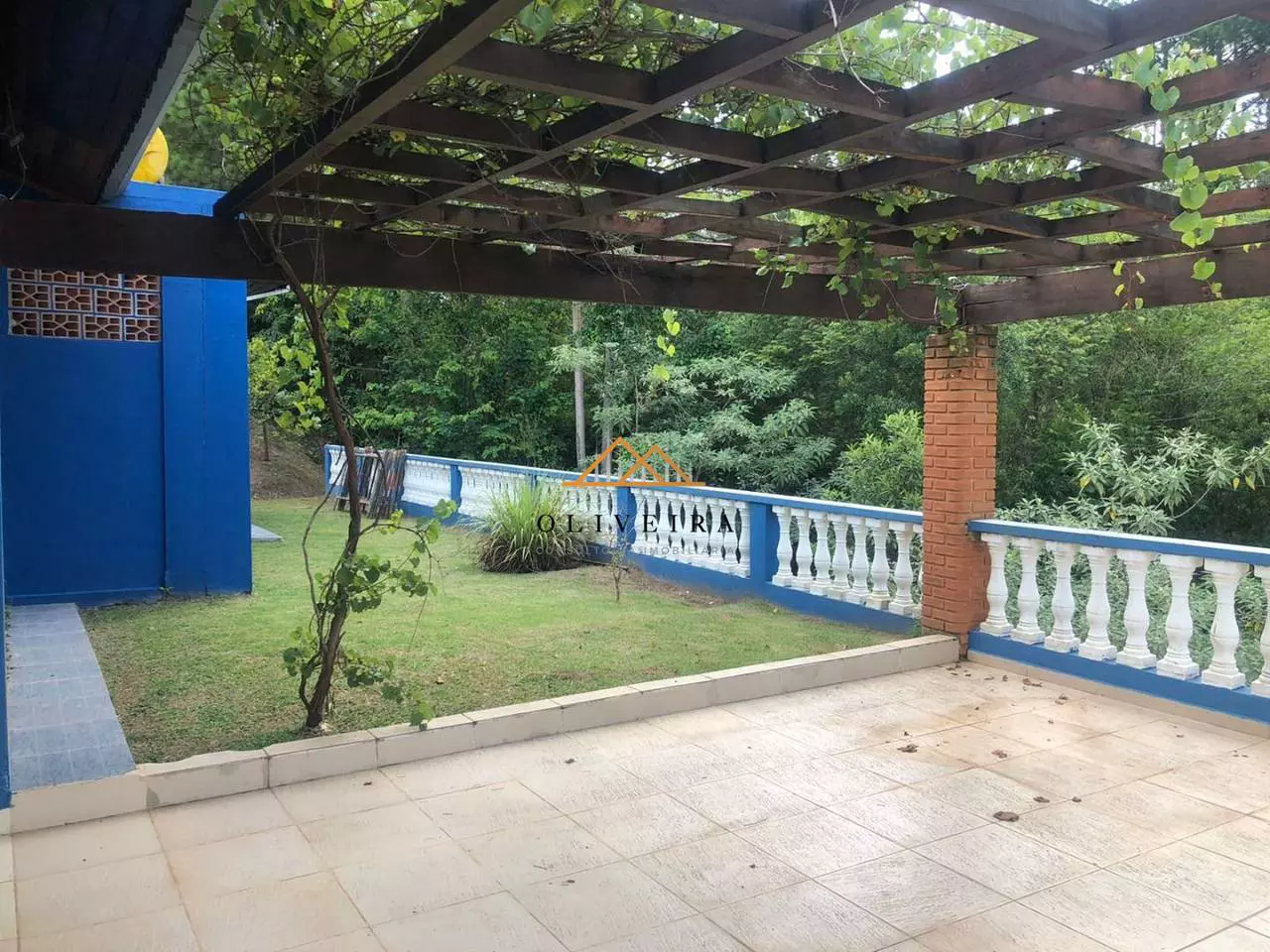 Pérgola com verde por cima