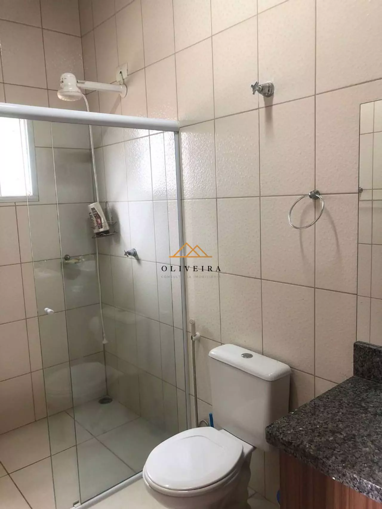 Banheiro com box de vidro