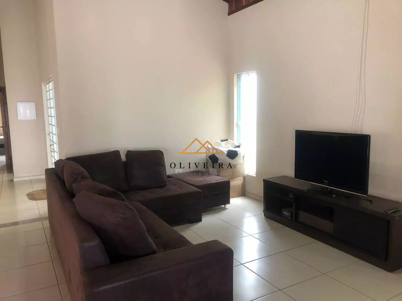 Sala de estar com sofá e TV