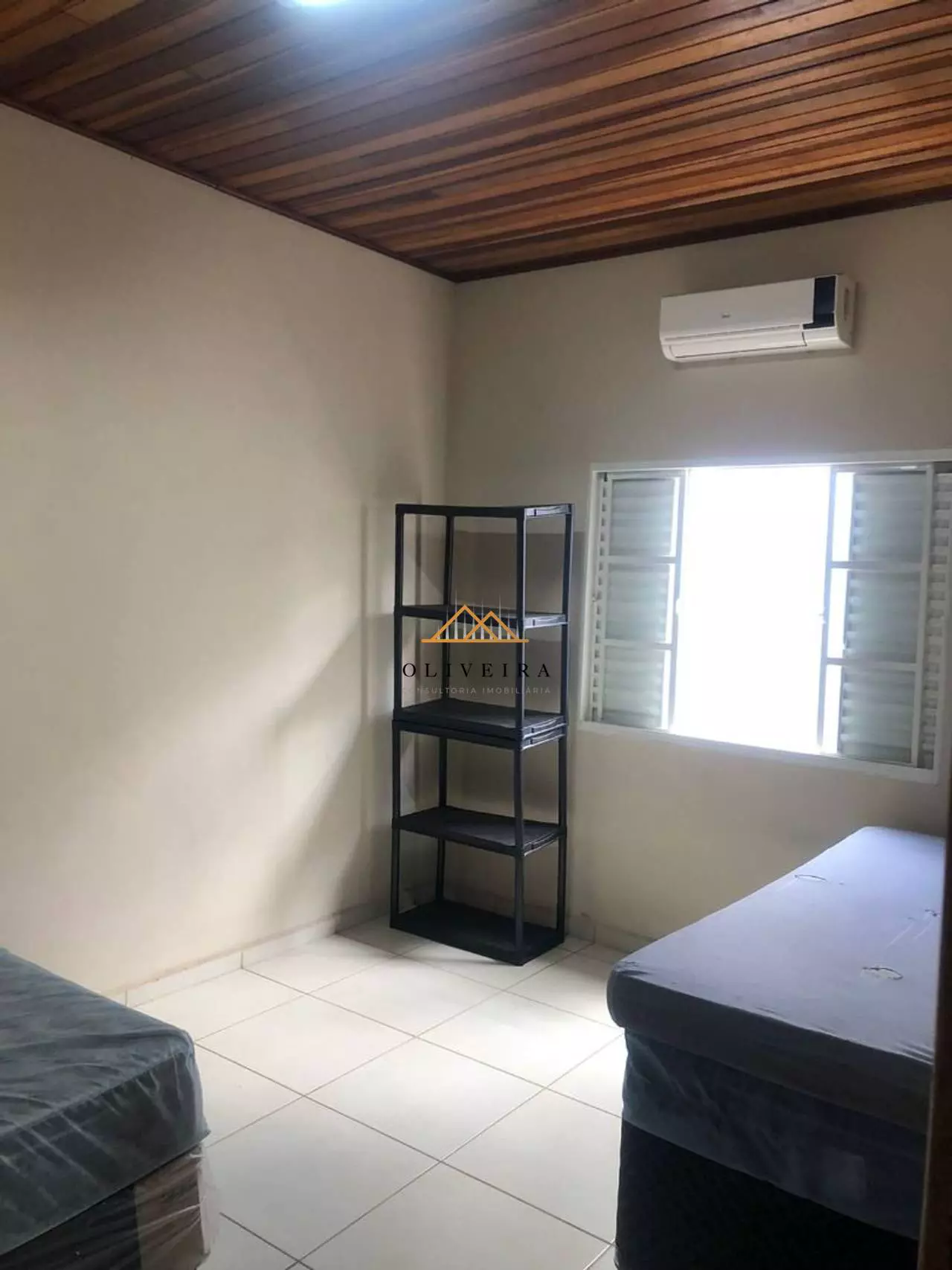 Quarto com teto de madeira e ar-condicionado