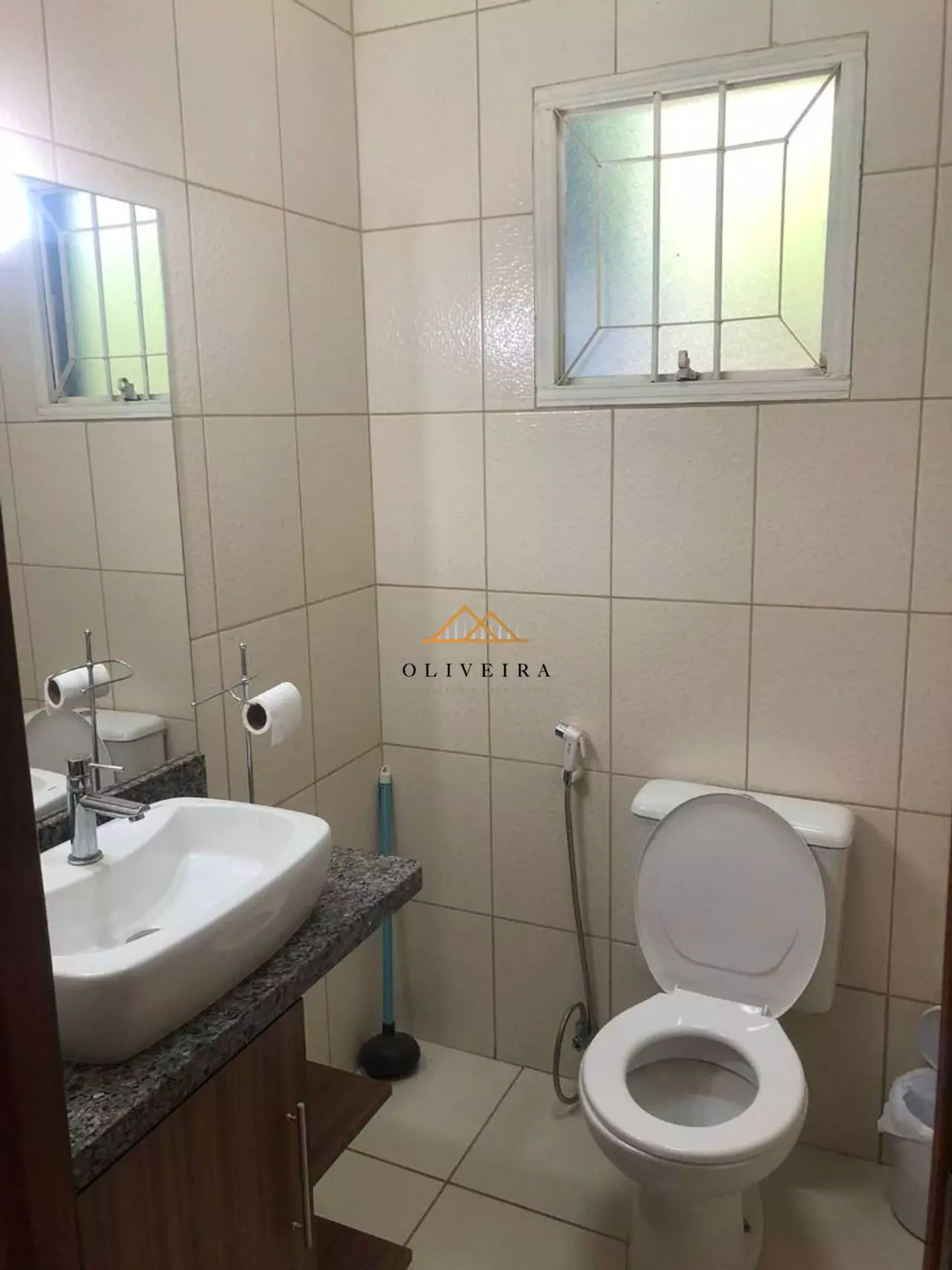 Banheiro com bancada em granito